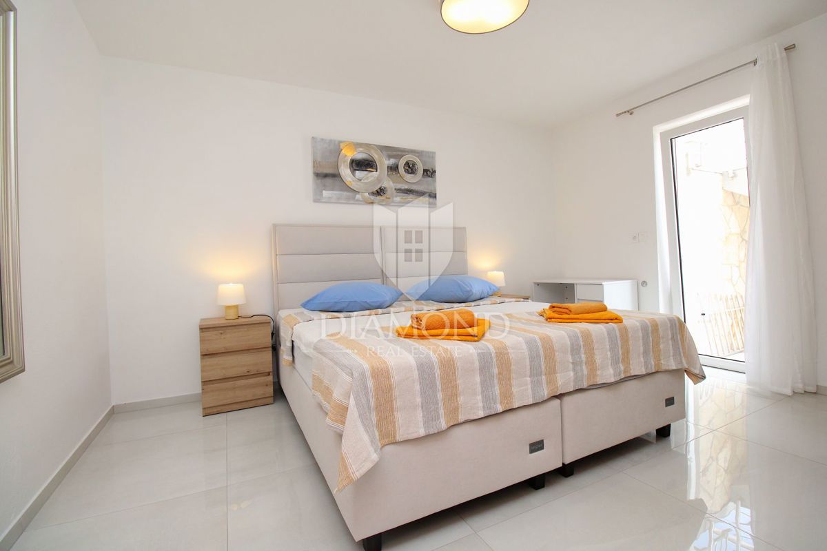 Rabac, lep pritlični apartma z vrtom, pogled na morje