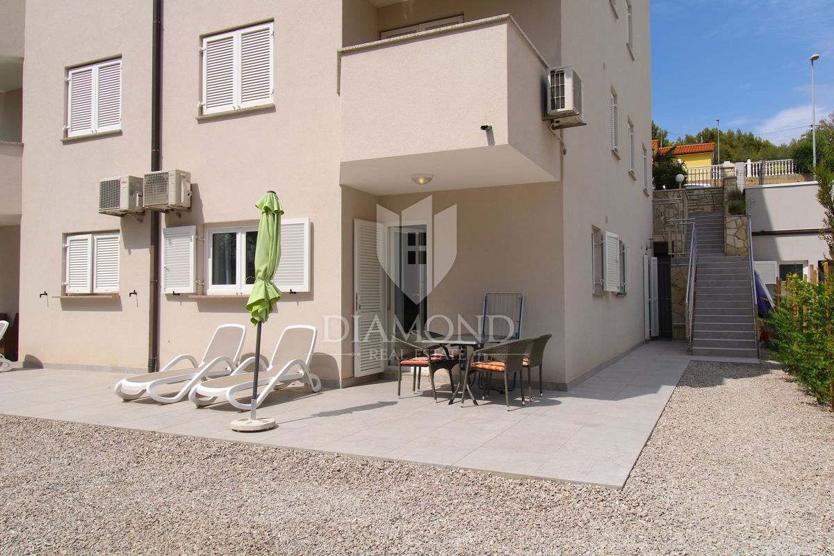 Rabac, lep pritlični apartma z vrtom, pogled na morje