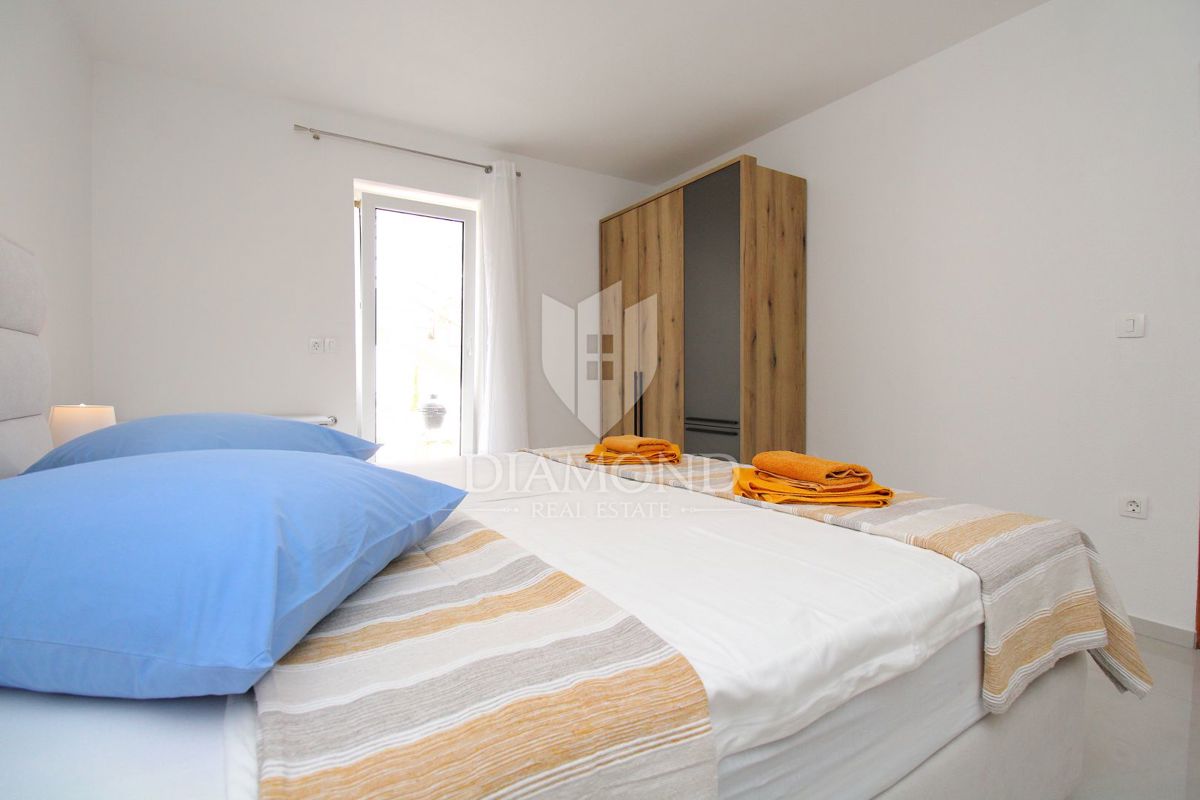 Rabac, lep pritlični apartma z vrtom, pogled na morje