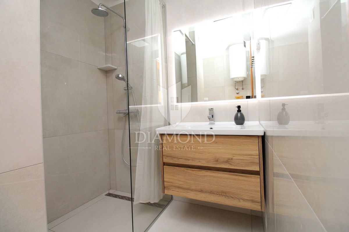 Rabac, lep pritlični apartma z vrtom, pogled na morje