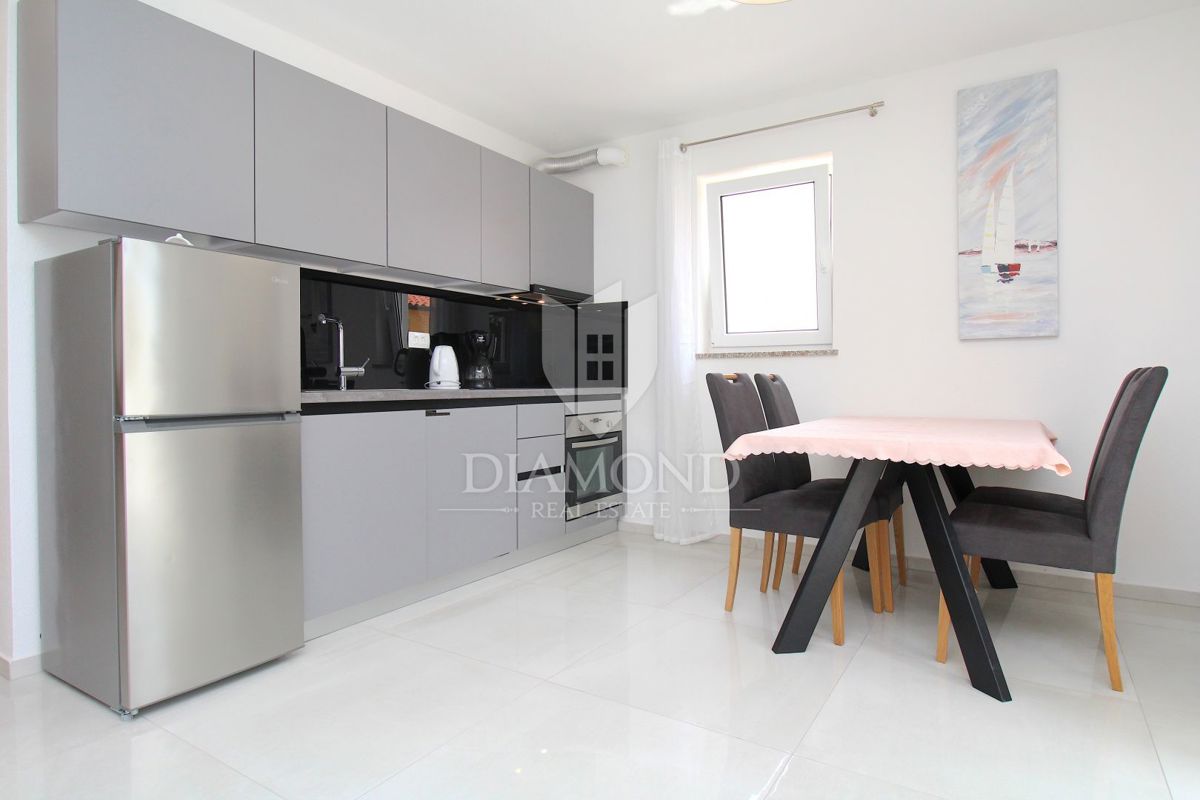 Rabac, lep pritlični apartma z vrtom, pogled na morje
