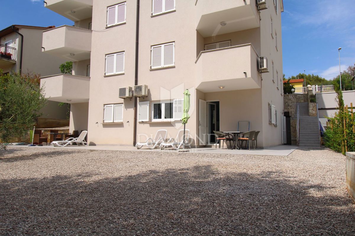 Rabac, lep pritlični apartma z vrtom, pogled na morje