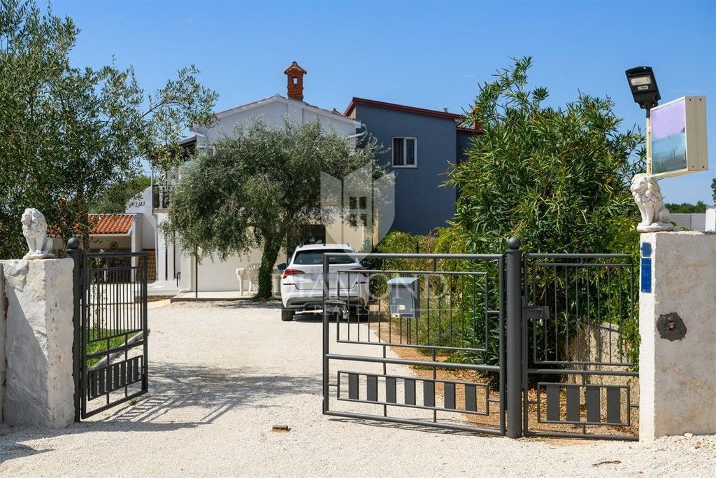 Duga Uvala, prenovljena počitniška hiša z bazenom
