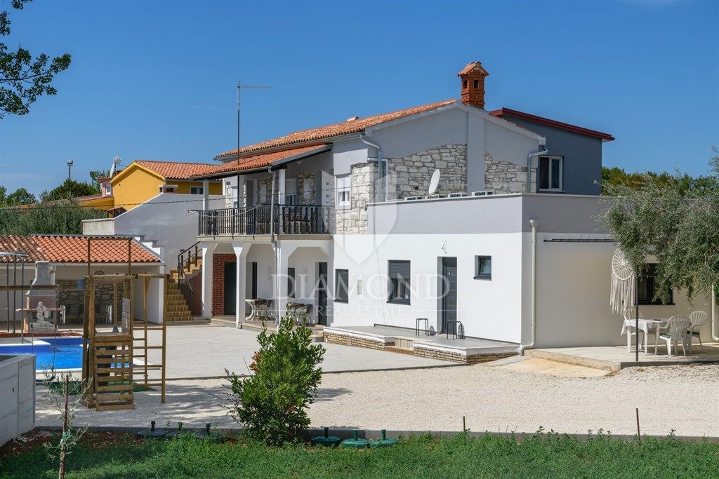 Duga Uvala, prenovljena počitniška hiša z bazenom