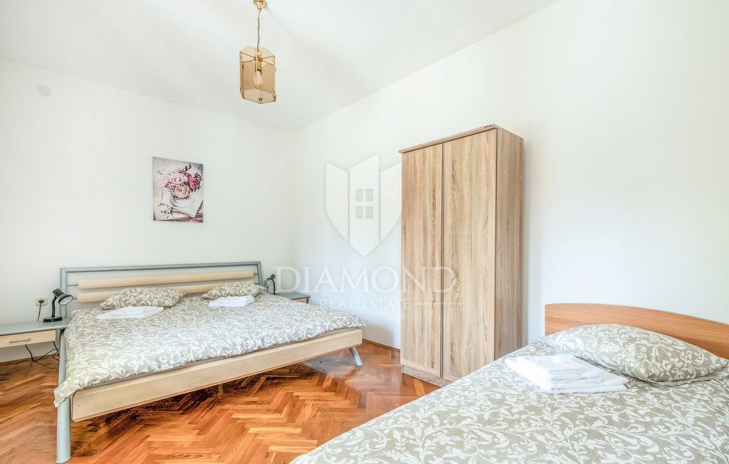 Duga Uvala, prenovljena počitniška hiša z bazenom