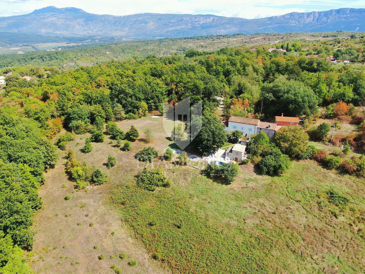 Labin, okolica, hiša z bazenom in velikim vrtom