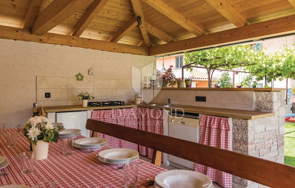Svetvinčenat, okolica, prostorna počitniška hiša z bazenom