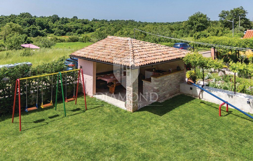 Svetvinčenat, okolica, prostorna počitniška hiša z bazenom