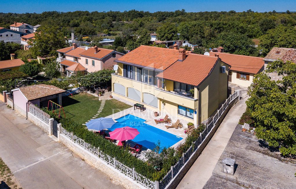 Svetvinčenat, okolica, prostorna počitniška hiša z bazenom
