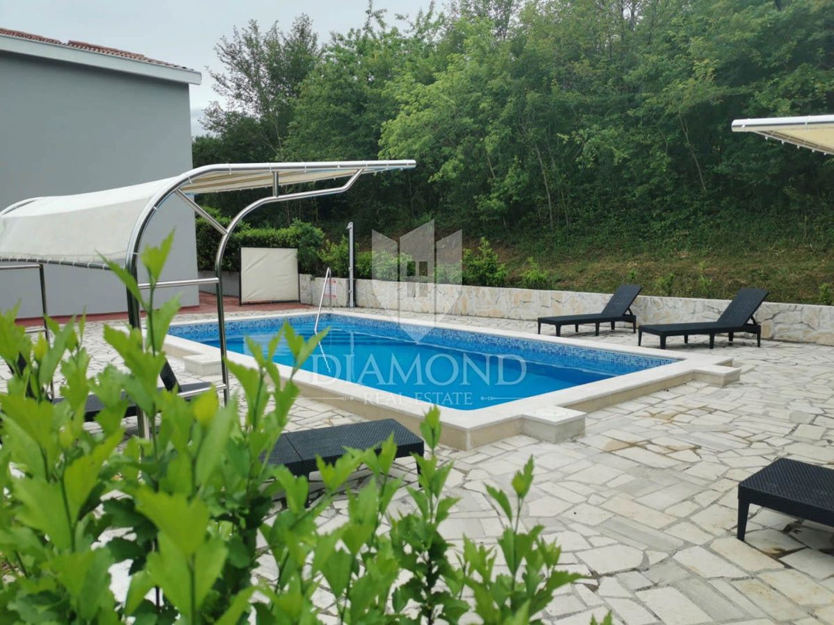 Okolica Buzeta, samostojna hiša z bazenom na mirni lokaciji