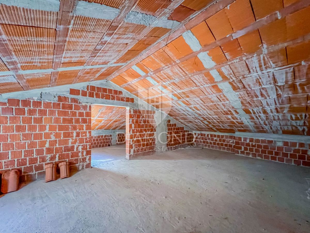 Okolica Novigrada, hiša z investicijskim potencialom