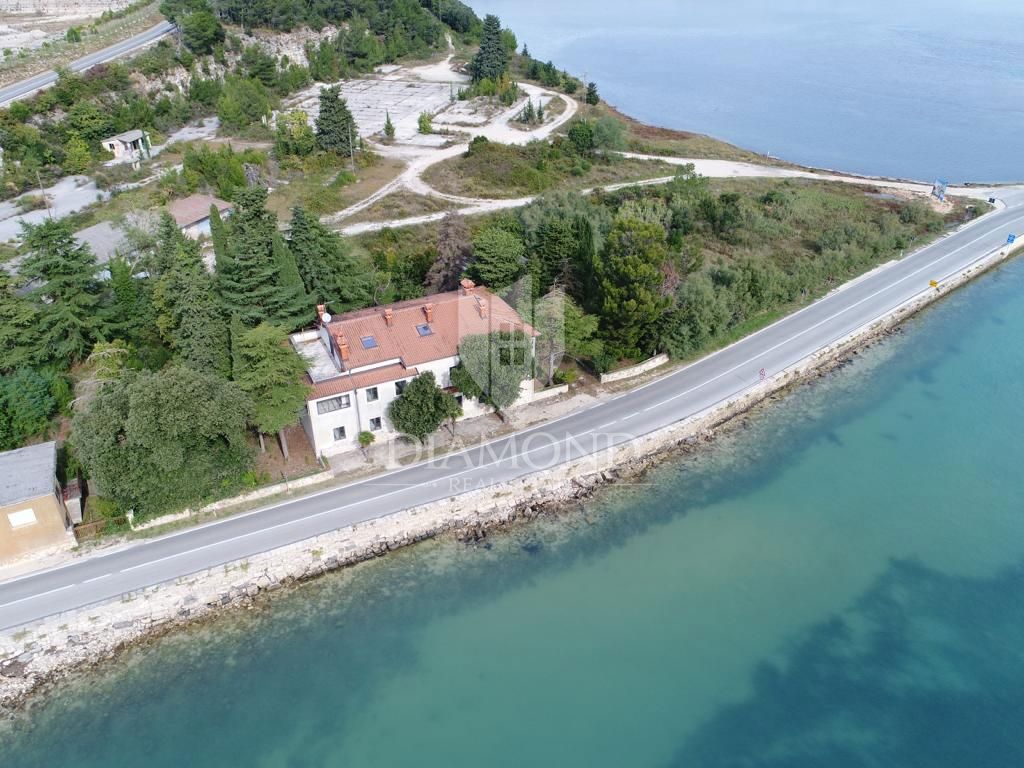 Okolica Novigrada, hiša z investicijskim potencialom
