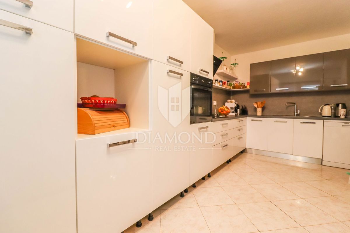 Rovinj, okolica, prostorno stanovanje v mirnem okolju