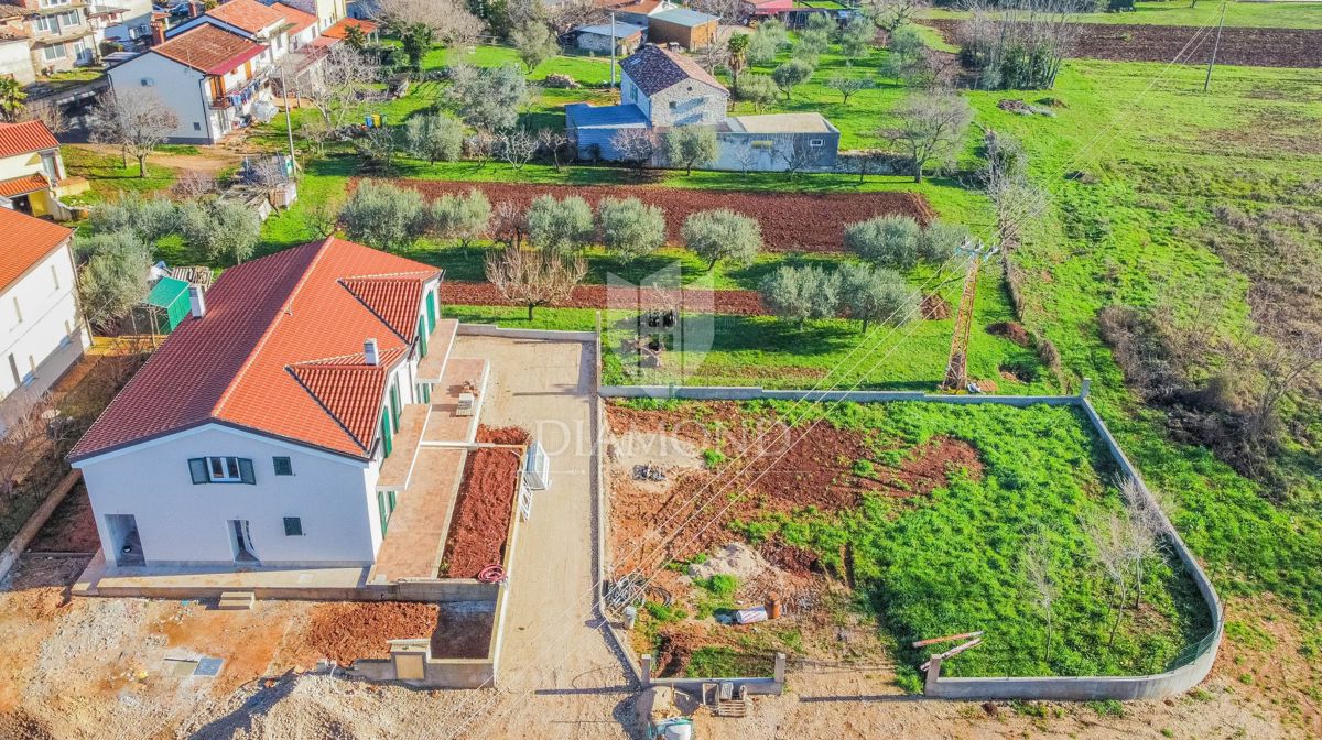 Umag, okolica! Hiša v gradnji s 4 stanovanji!