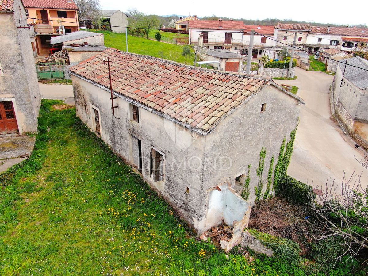 Žminj, kamnita hiša za obnovo z velikim vrtom