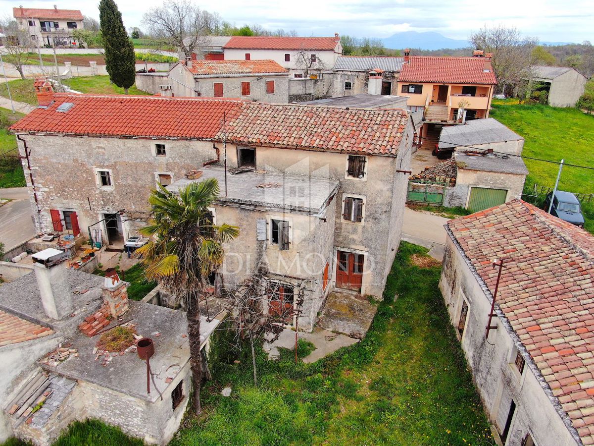 Žminj, kamnita hiša za obnovo z velikim vrtom