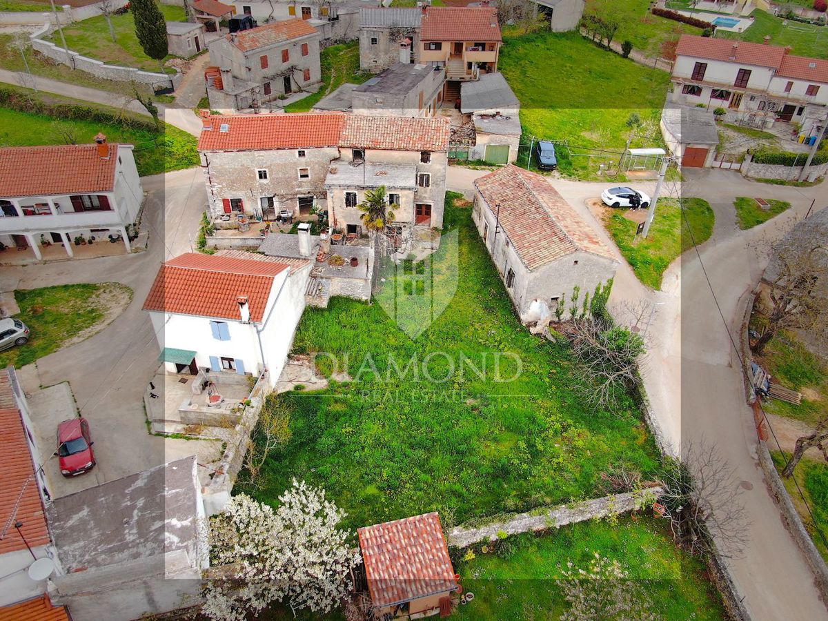 Žminj, kamnita hiša za obnovo z velikim vrtom