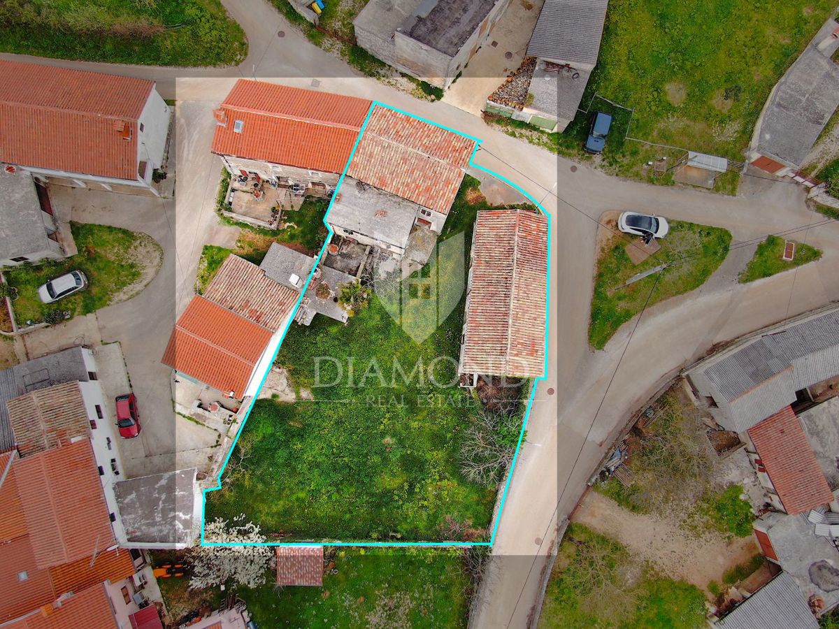Žminj, kamnita hiša za obnovo z velikim vrtom