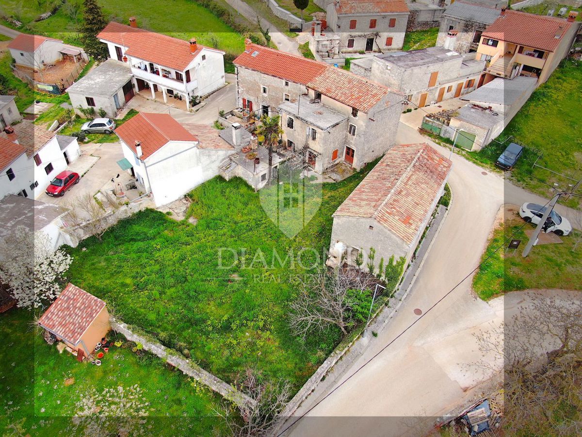 Žminj, kamnita hiša za obnovo z velikim vrtom
