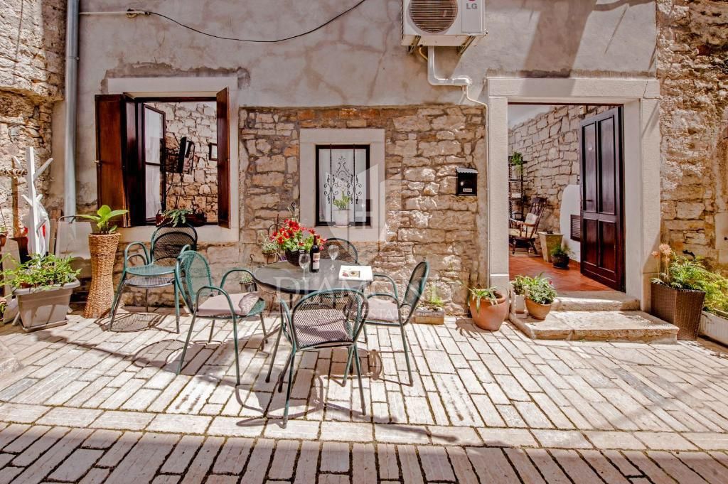Rovinj, prenovljena hiša s tremi apartmaji v centru