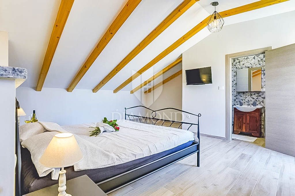 Poreč, okolica, očarljiva hiša s pogledom na morje!