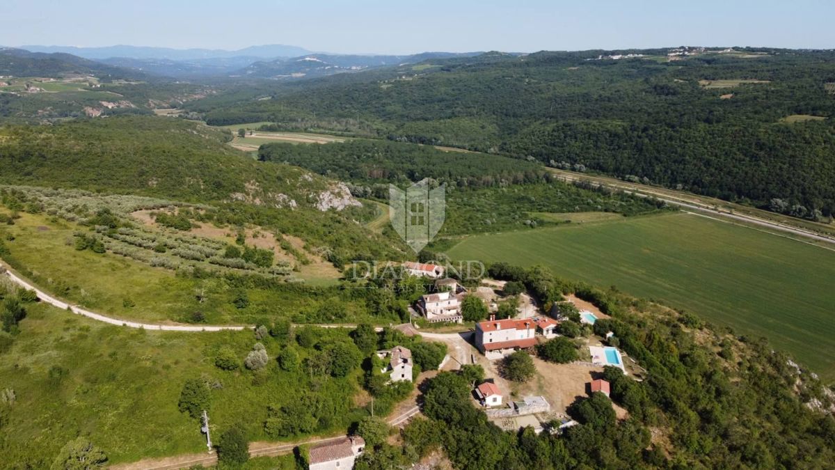Grožnjan, okolica! Posestvo z velikim zemljiščem!