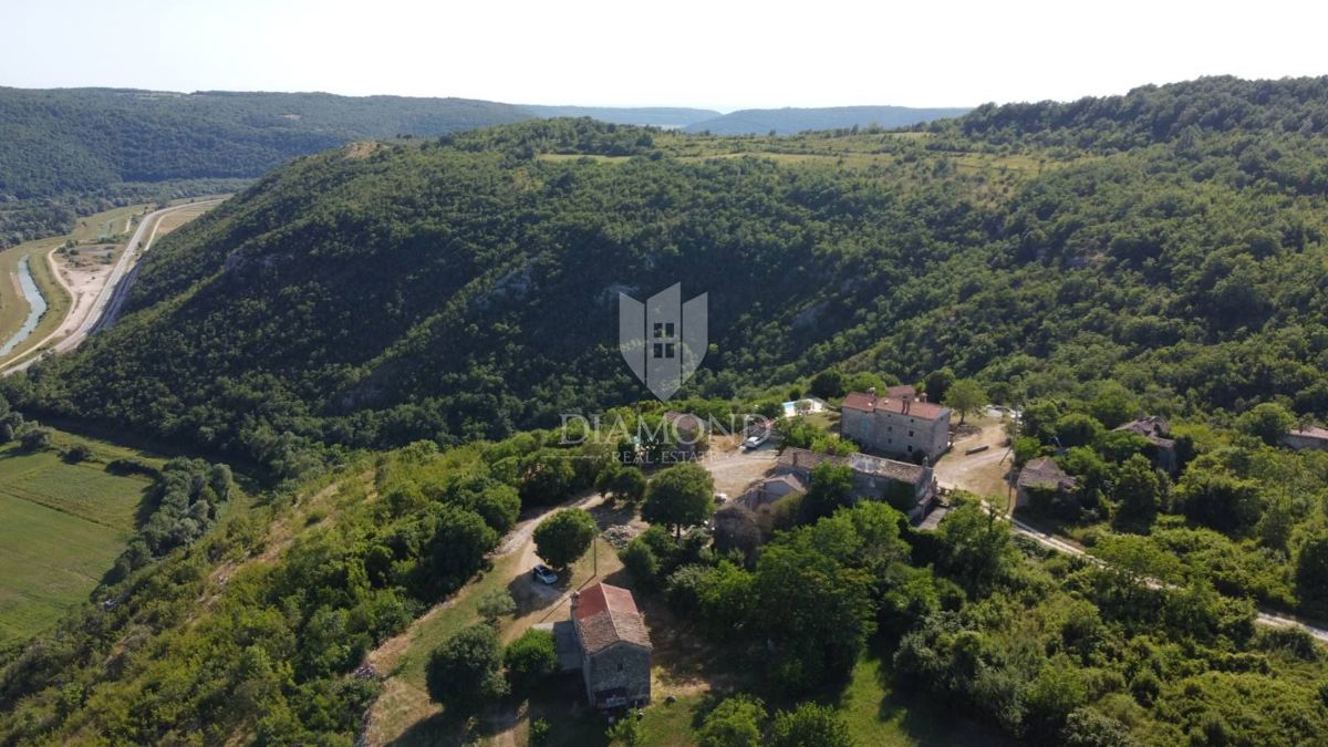 Grožnjan, okolica! Posestvo z velikim zemljiščem!