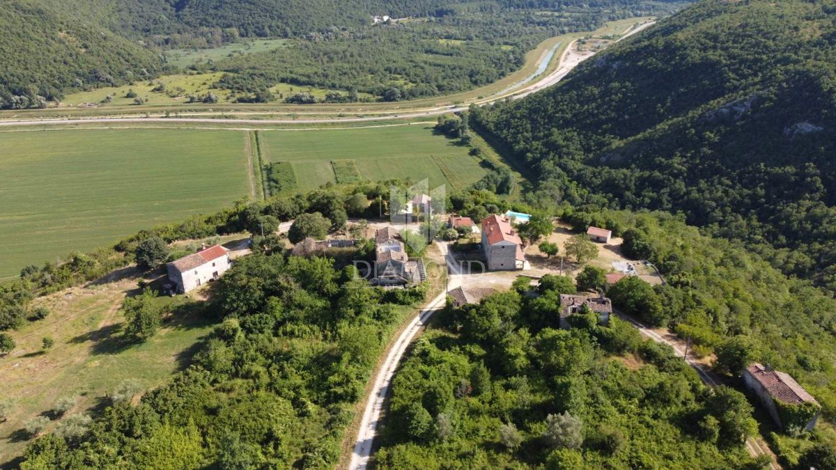 Grožnjan, okolica! Posestvo z velikim zemljiščem!