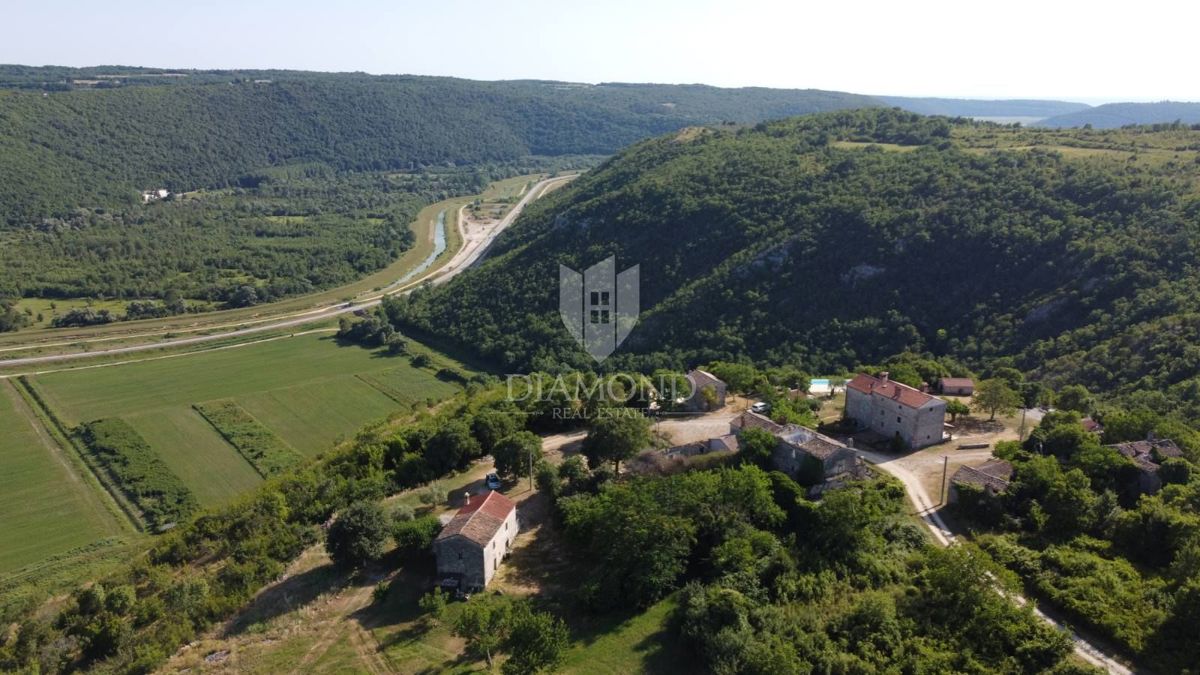 Grožnjan, okolica! Posestvo z velikim zemljiščem!