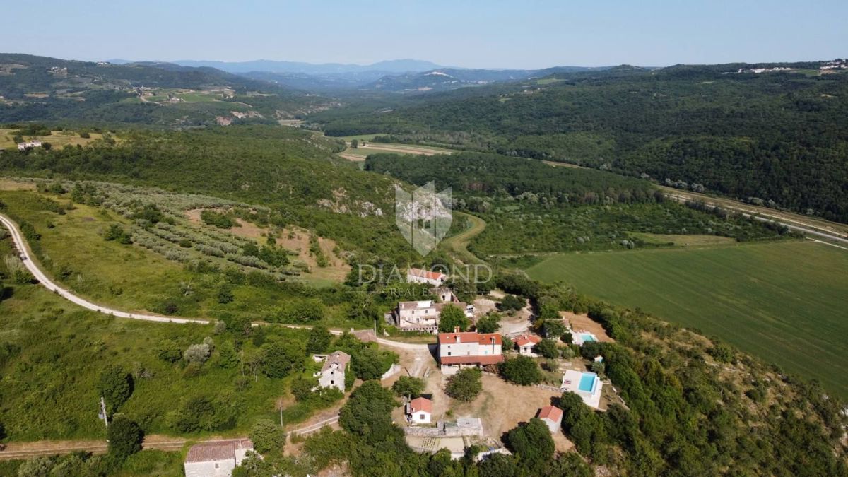Grožnjan, okolica! Posestvo z velikim zemljiščem!