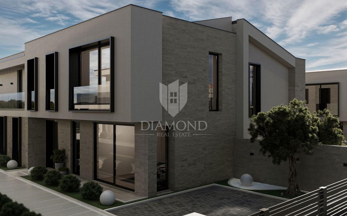 Vila z bazenom 100m od morja!