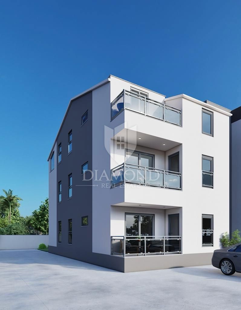 Poreč, okolica, prostoren PENTHOUSE 800 m od morja!
