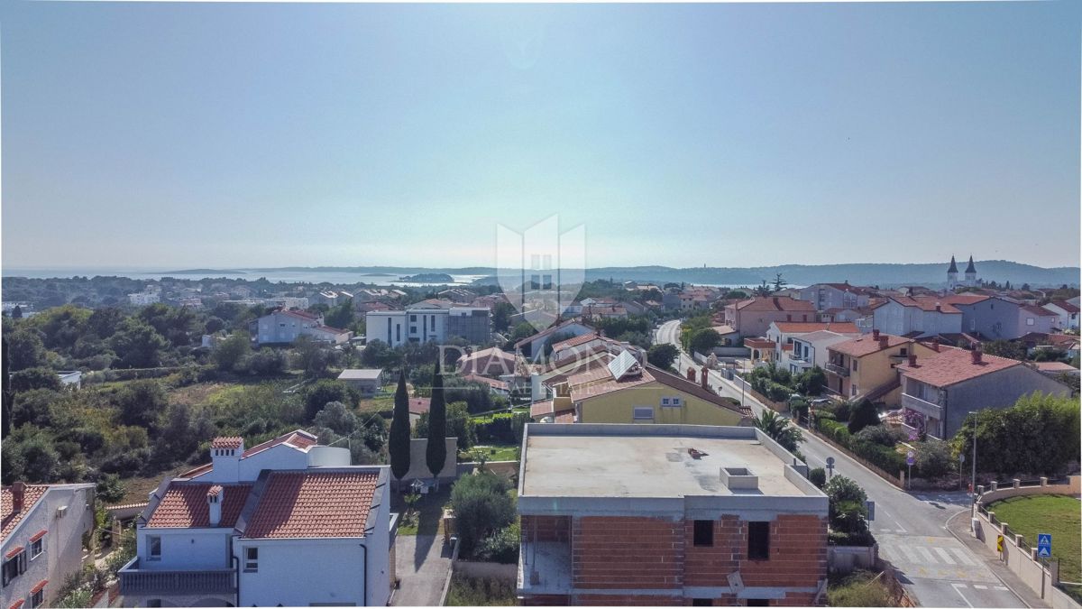 Pula, Medulin, Penthouse z vrtom in dvema parkirnima mestoma
