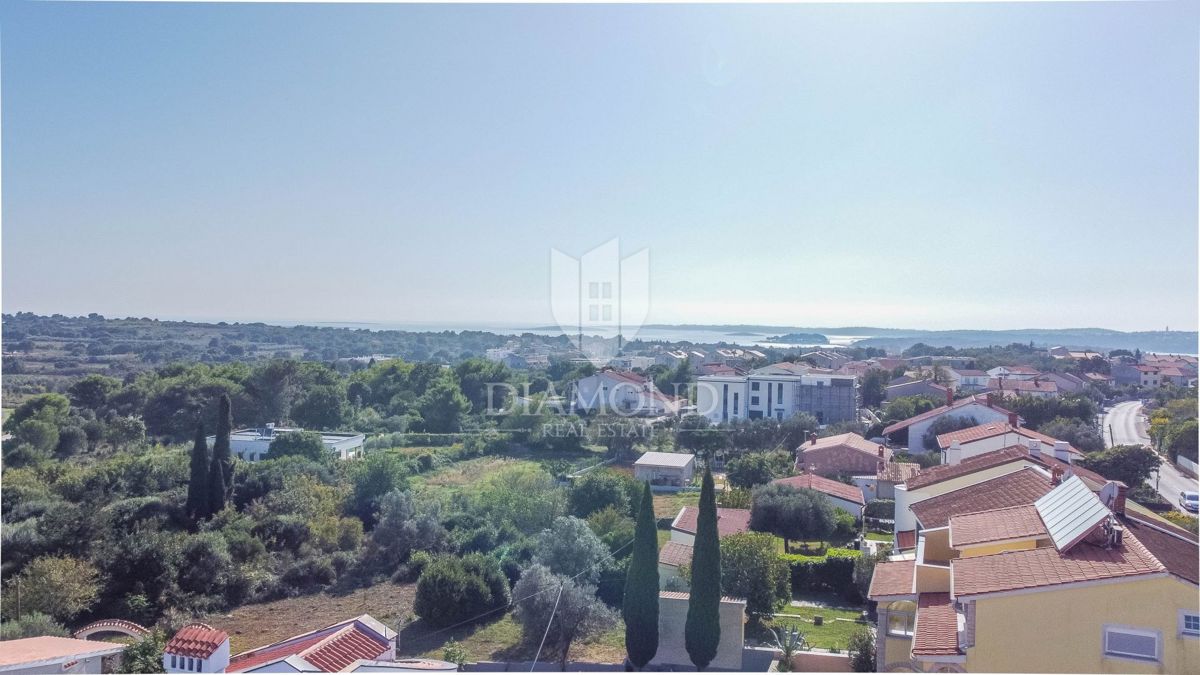 Pula, Medulin, Penthouse z vrtom in dvema parkirnima mestoma