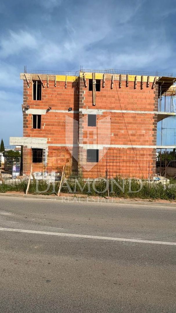 Pula, Medulin, Penthouse z vrtom in dvema parkirnima mestoma