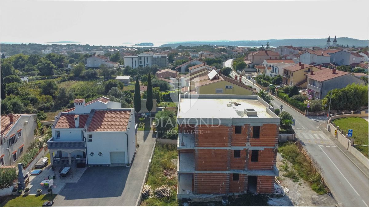 Pula, Medulin, Penthouse z vrtom in dvema parkirnima mestoma