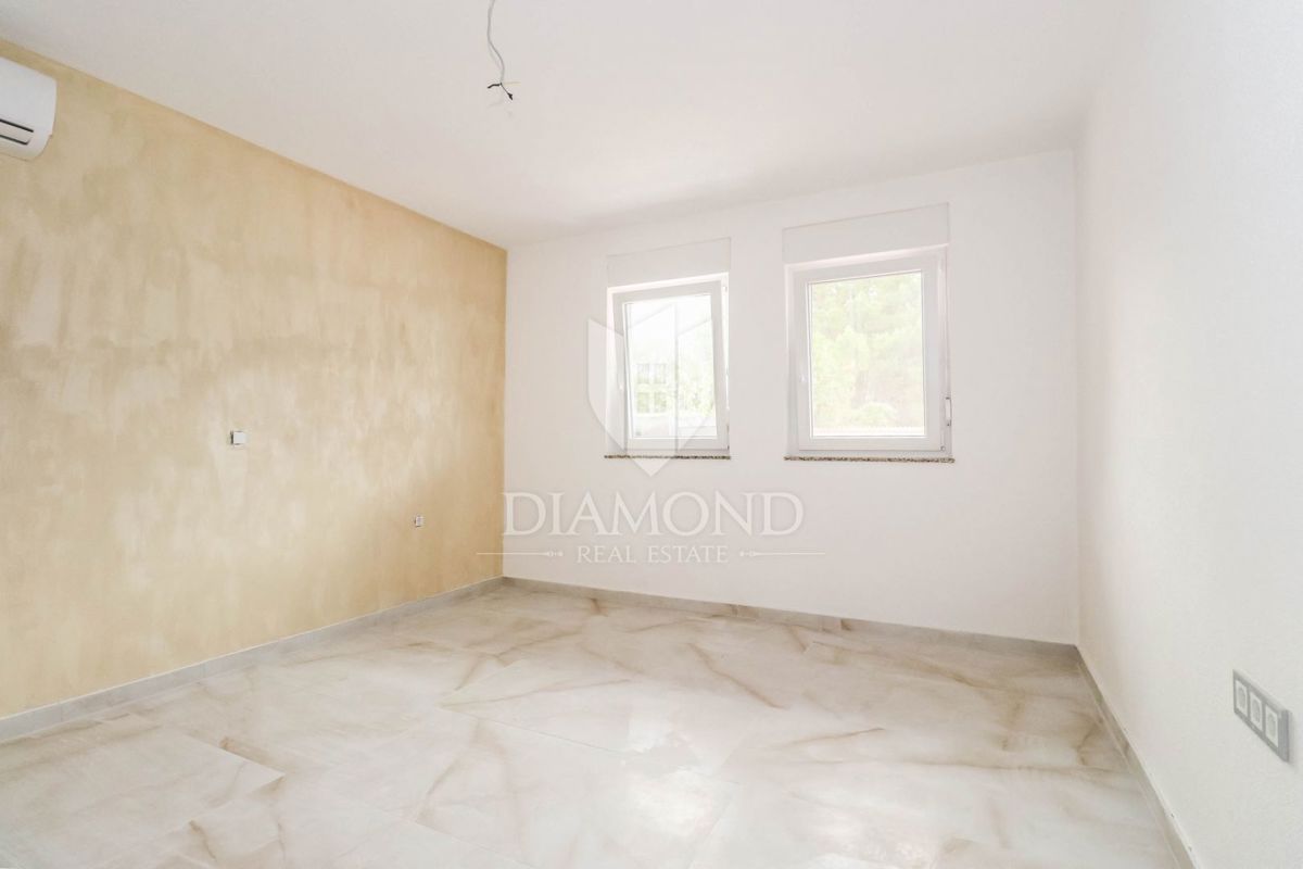 Istra, Medulin, prostoren apartma v pritličju blizu morja