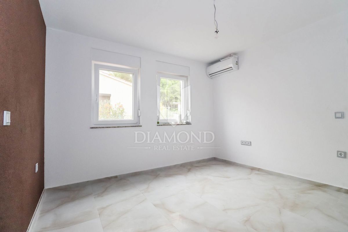 Istra, Medulin, prostoren apartma v pritličju blizu morja