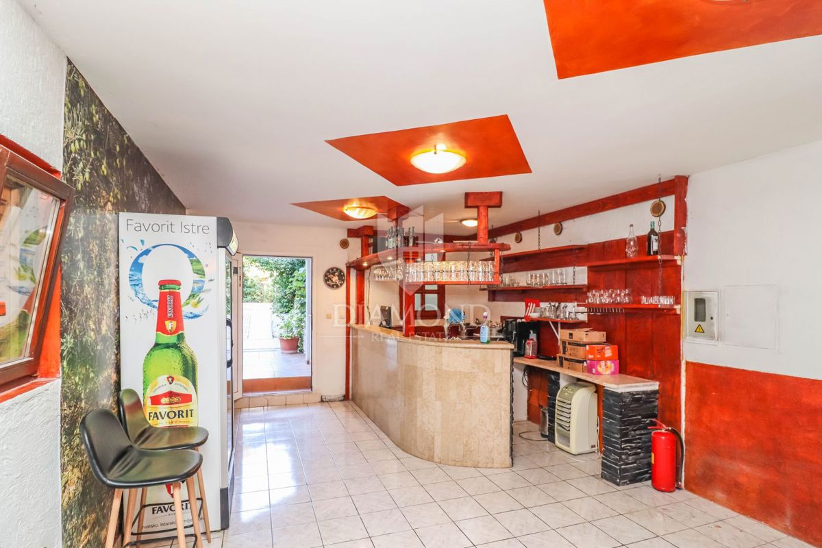 Rovinj, prostorno stanovanje za obnovo v bližini
