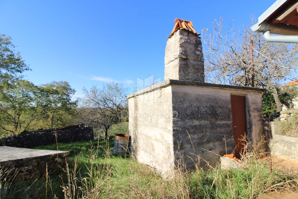 Labin, okolica, hiša za adaptacijo na lepi lokaciji