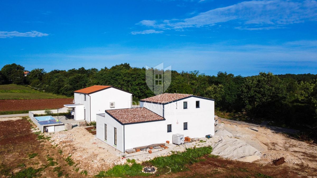 Poreč, okolica, zanimiva hiša na mirnem mestu!