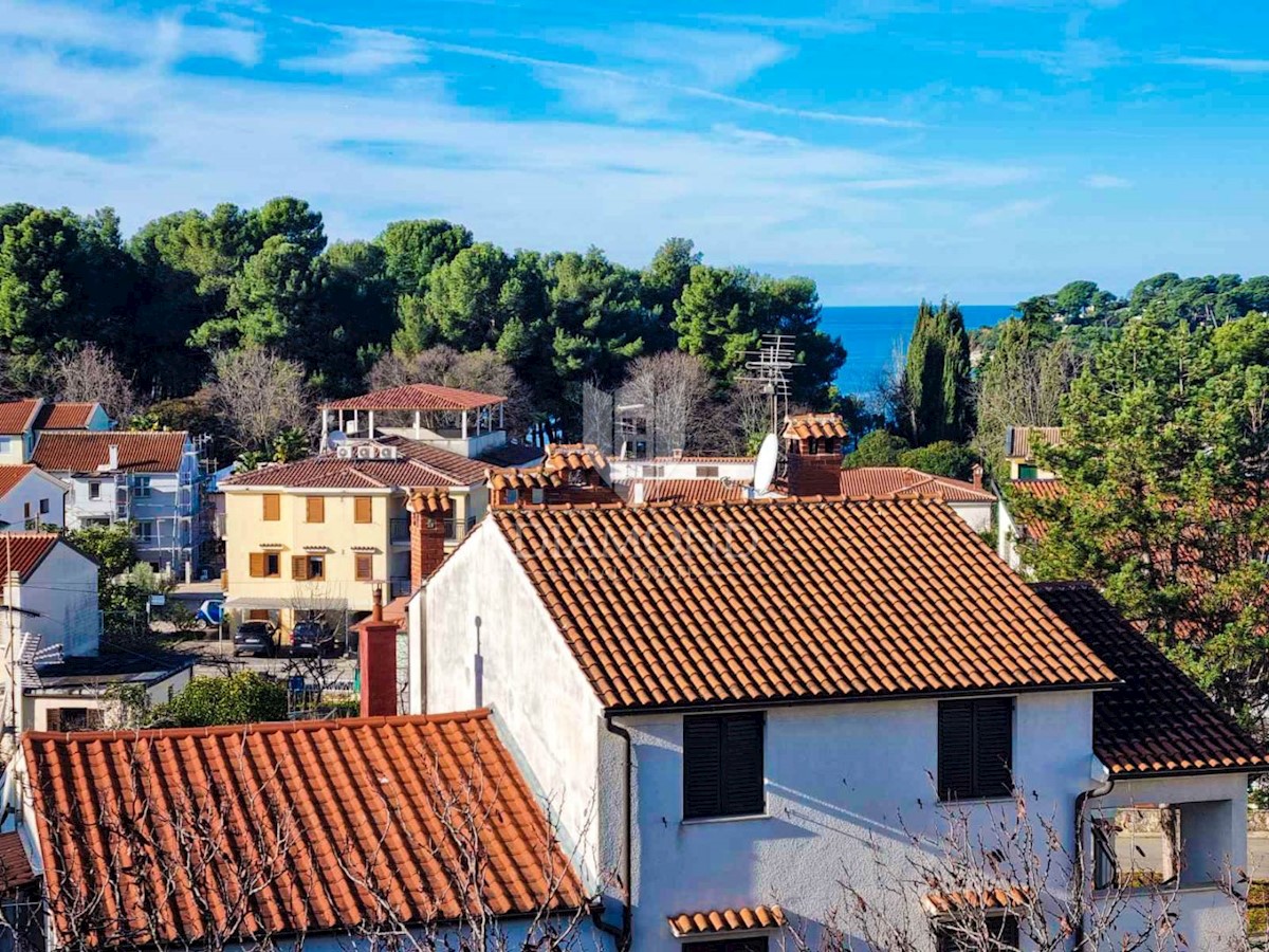 Poreč, ekskluzivno stanovanje v drugem nadstropju s pogledom na morje!