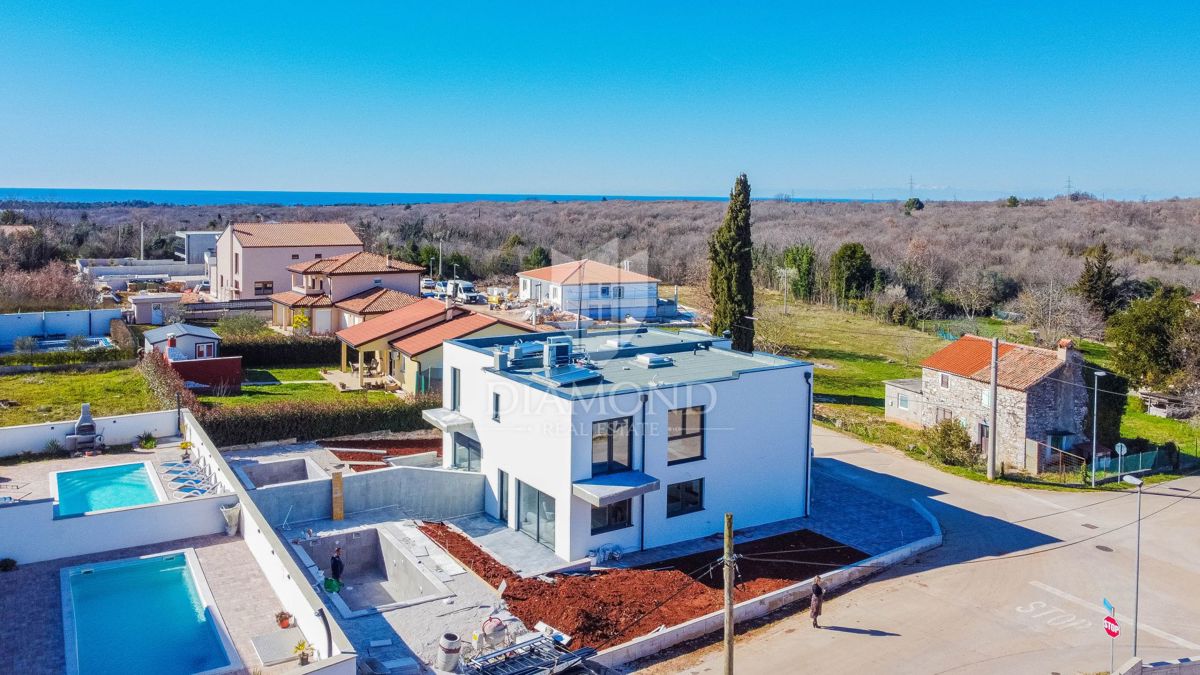 Umag! Moderno opremljena hiša z bazenom!
