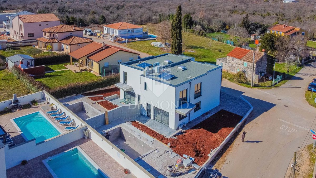 Umag! Moderno opremljena hiša z bazenom!