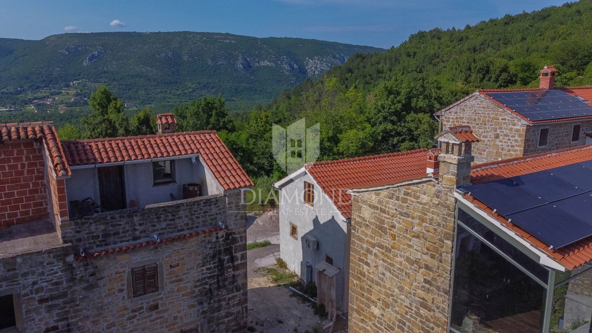Motovun, Kamnita hiša s panoramskim pogledom na Motovun!