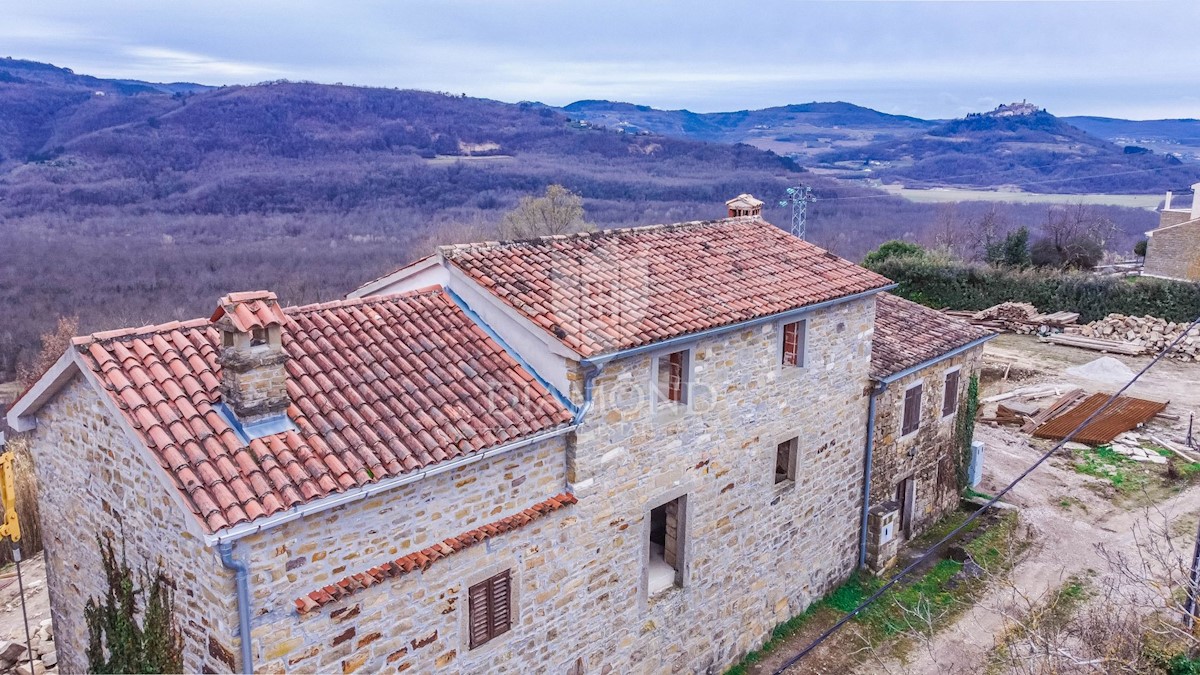 Motovun, Kamnita hiša s panoramskim pogledom na Motovun!