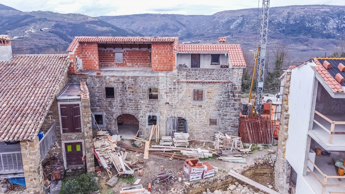 Motovun, Kamnita hiša s panoramskim pogledom na Motovun!