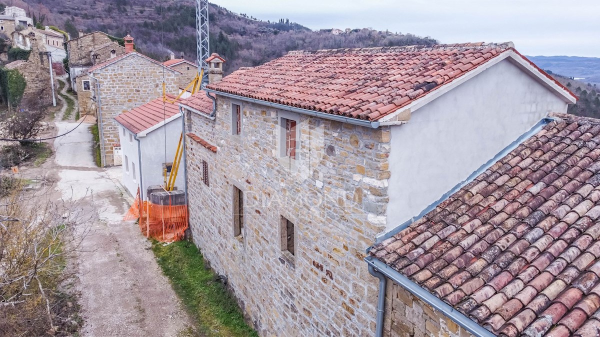 Motovun, Kamnita hiša s panoramskim pogledom na Motovun!