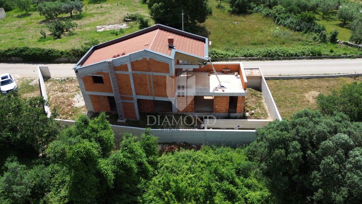 Marčana, Rohbau hiša s pogledom na morje