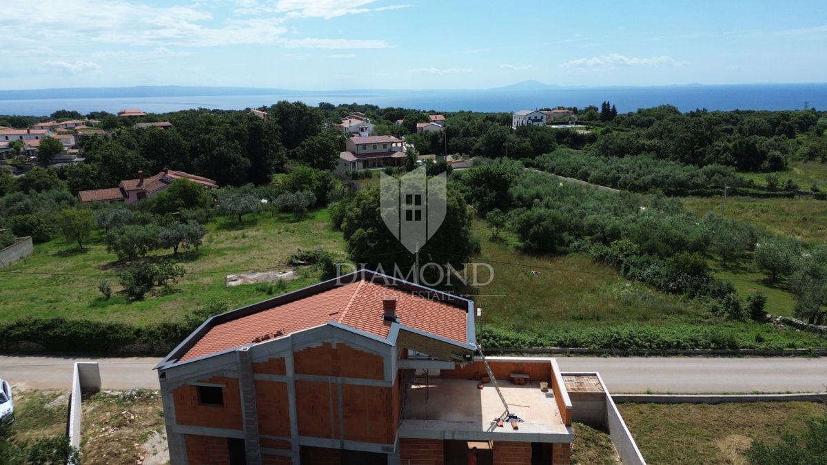 Marčana, Rohbau hiša s pogledom na morje